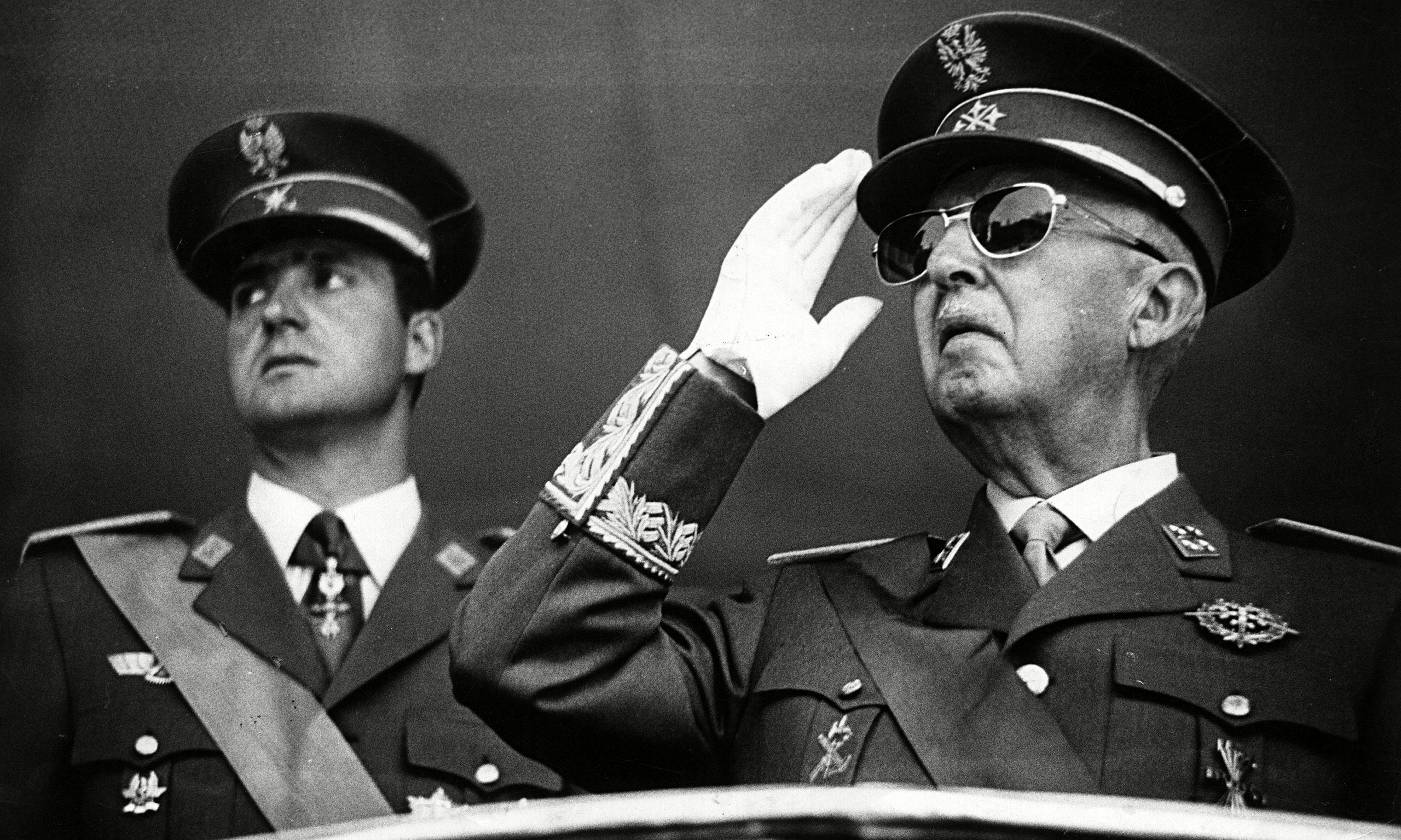 Franco designa a Juan carlos como sucesor.