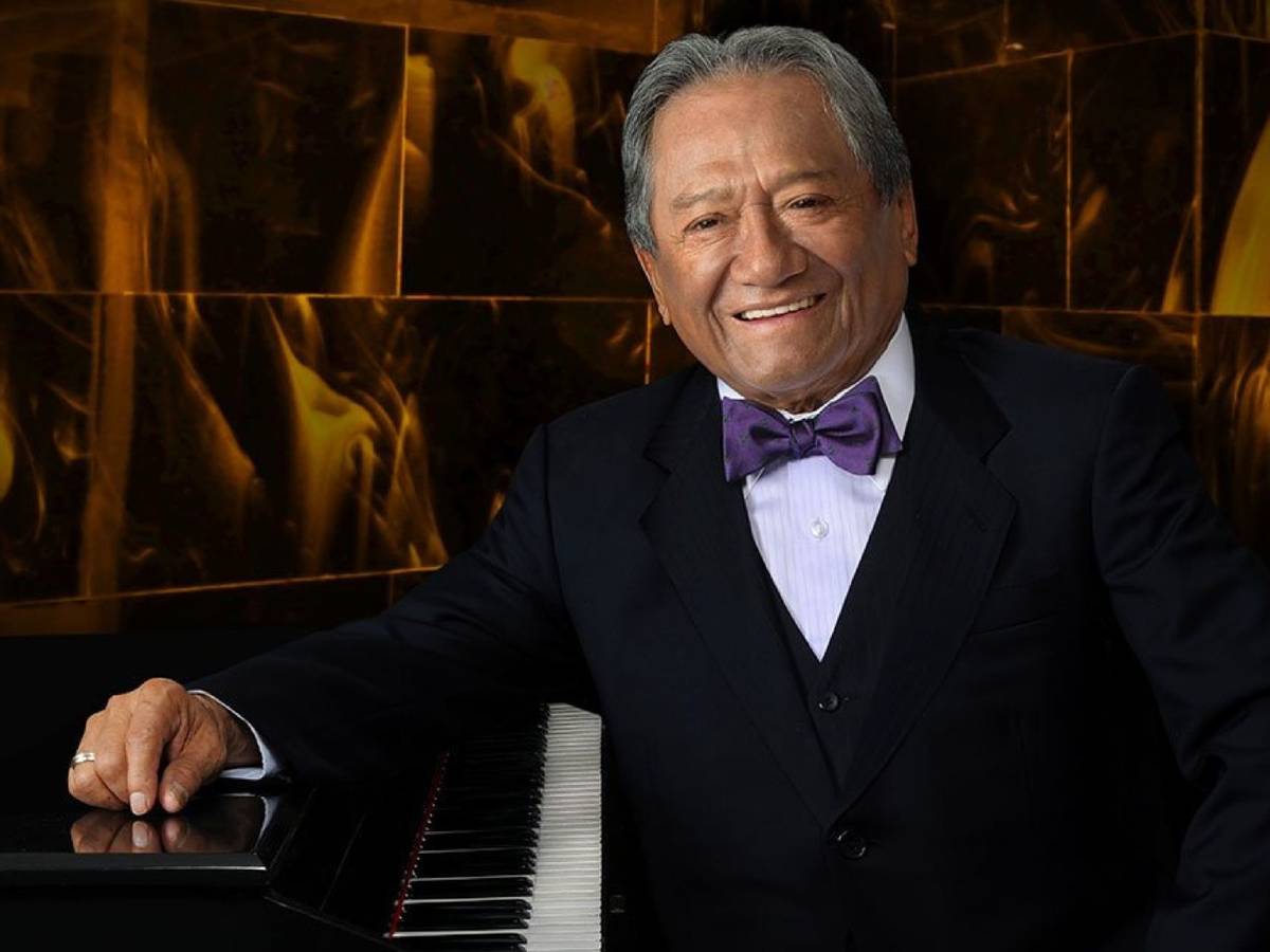 El cantautor, compositor, actor, músico y productor musical mexicano Armando Manzanero falleció la madrugada de este lunes, a los 85 años, confirmó el presidente de México, Andrés Manuel López Obrador. "Armando Manzanero era un hombre sensible, era un hombre de pueblo, por eso lamento mucho su fallecimiento [...] Nuestro abrazo por esta pérdida tan lamentable para el mundo artístico, para México", dijo el mandatario al dar a conocer la noticia, durante su conferencia de prensa matutina habitual. "Enviamos a sus familiares, a sus amigos, a los artistas, a todos los cantautores nuestro pésame", añadió López Obrador, que al dar a conocer la noticia dio por terminada su rueda de prensa. Manzanero falleció por un paro cardíaco, tras complicaciones con el covid-19. El artista estaba internado desde el 17 de diciembre en un hospital de Interlomas, en el Estado de México, luego de haber dado positivo al virus. 'Contigo aprendí' Este compositor, uno de los más populares de Latinoamérica, nació el 7 de diciembre de 1935 en Mérida, Yucatán, un estado ubicado al sureste de México. Justamente, hace poco más de dos semanas, agradeció en su cuenta en Instagram los mensajes de felicitaciones que le hicieron llegar por su 85 cumpleaños.
