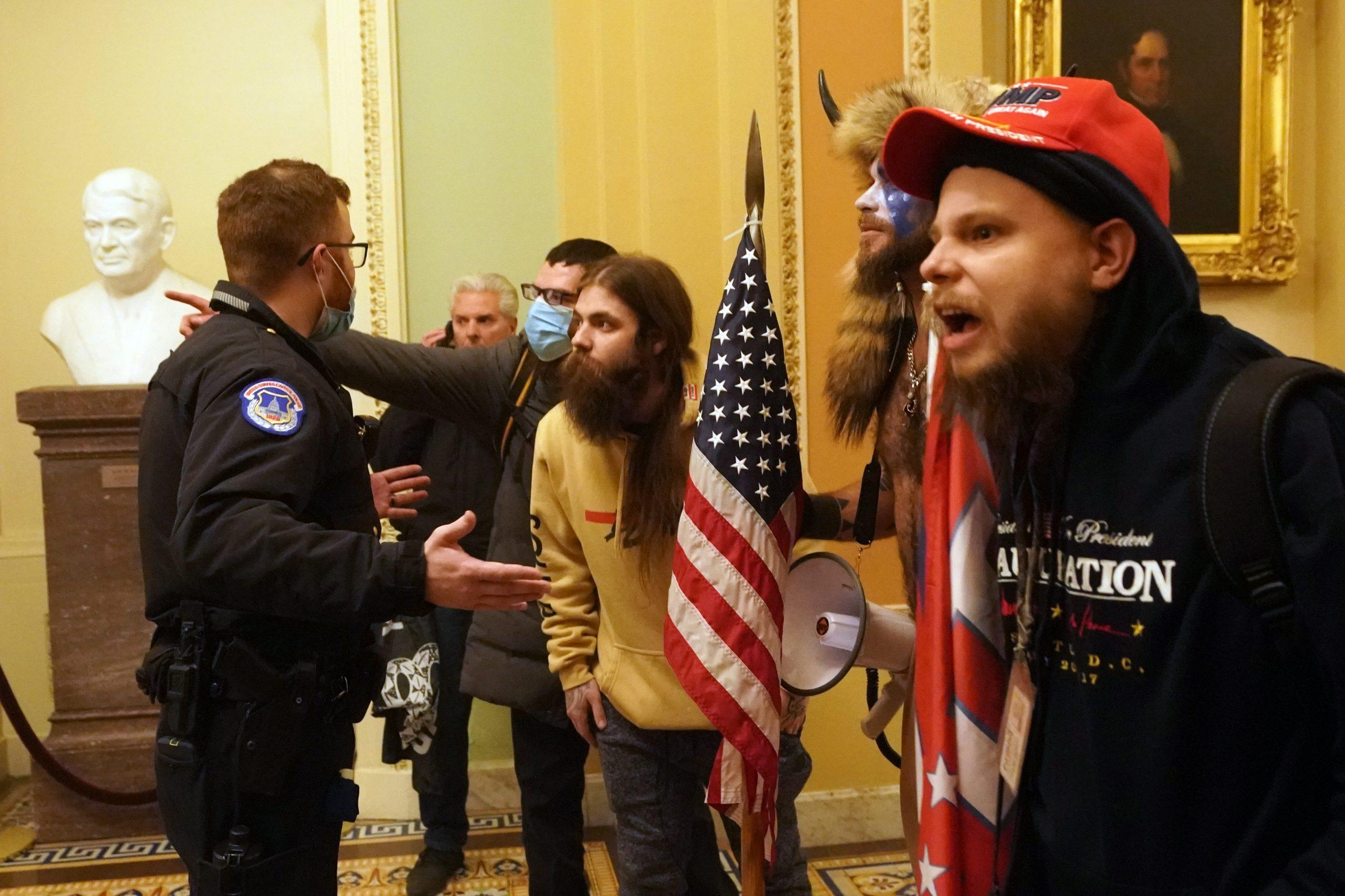 manifestantes pro Trump asaltan Capitolio