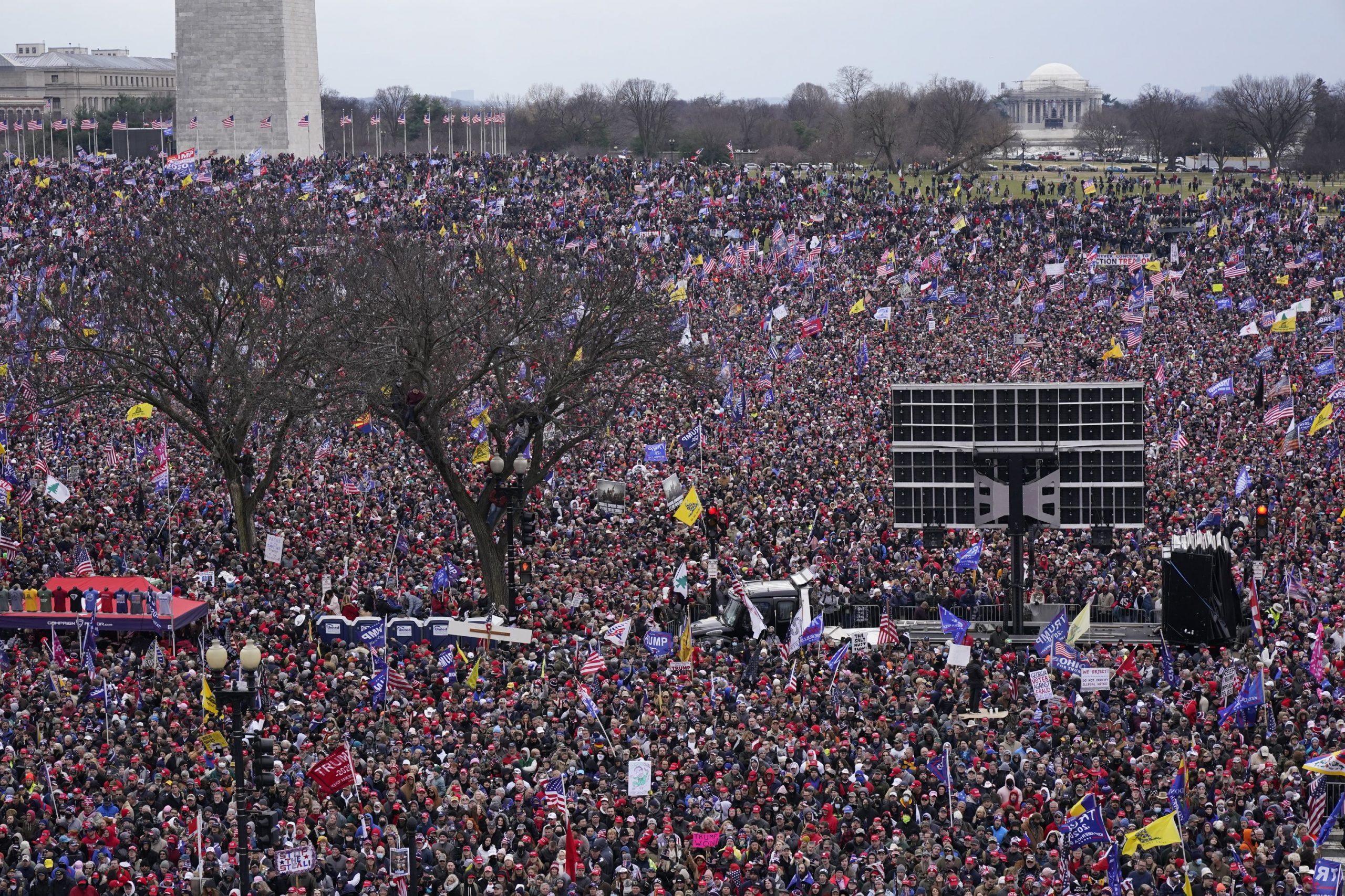mulitud frente a casa blanca en apoyo a Trump